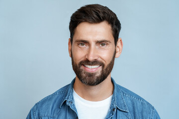 Obraz premium Portrait happy smiling man in casual clothes isolated on blue wall background