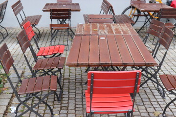 Leere Tische im Bereich eines Cafes.