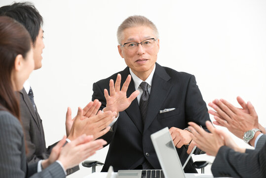 拍手をするビジネスパーソンと上司