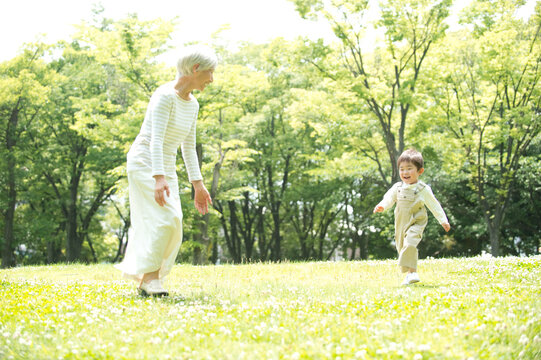 公園で遊ぶシニア女性と孫