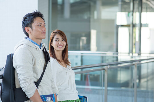 校舎内の大学生カップル
