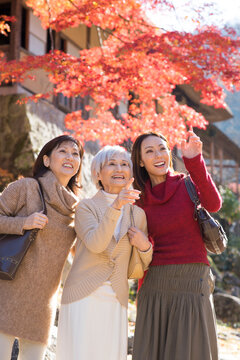 紅葉狩りを楽しむ三世代女性