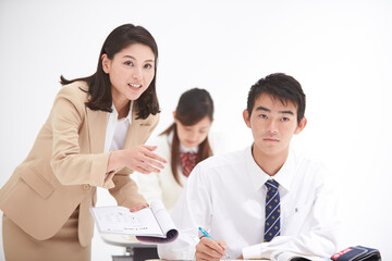 授業中の女性教師と高校生の男女生徒