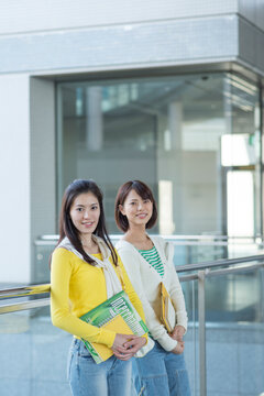 校舎内の女子大生二人