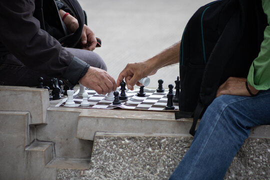 Hombres jugando al ajedrez al aire libre