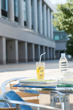 キャンパス内のカフェテリアのテーブルに置かれた教科書