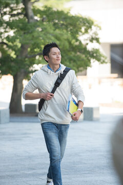 キャンパスを歩く大学生男子