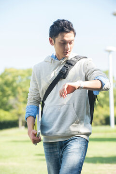 キャンパスを歩く大学生男子