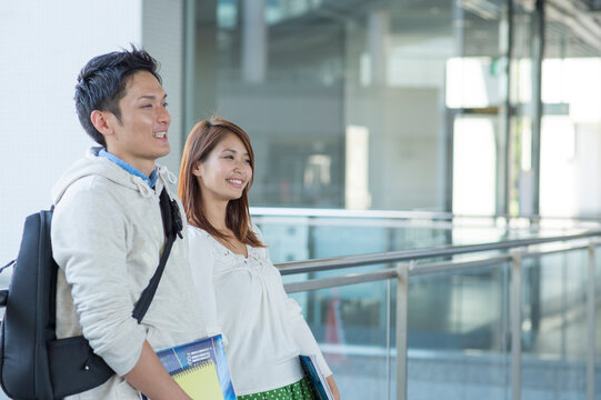 校舎内の大学生カップル