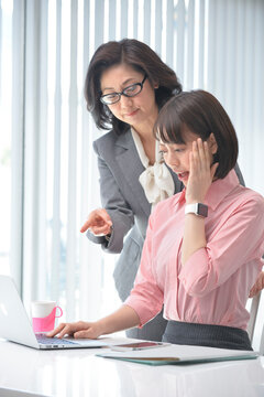 PCを見て叱る上司部下２人のＯＬ