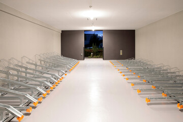 設置された駐輪場の新しい自転車ラック