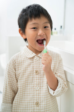 歯磨するパジャマの男の子