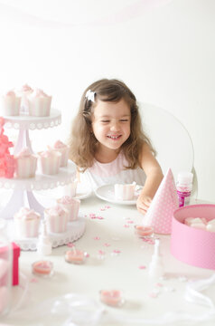 ピンクテーマのパーティで笑顔のハーフの女の子