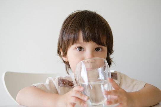 水を飲むハーフの男の子