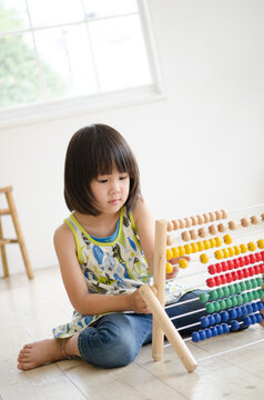 100玉そろばんで遊んでいる女の子