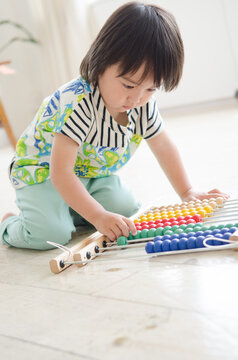 100玉そろばんで遊んでいる男の子