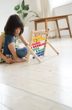 100玉そろばんで遊んでいる女の子
