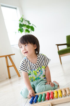 100玉そろばんで遊んでいる男の子