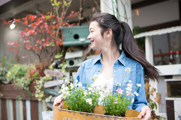 お花を持っている女性