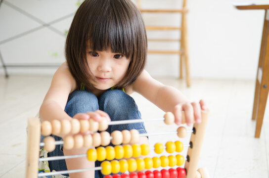 100玉そろばんで遊んでいる女の子