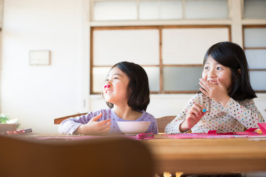 ふざけて笑っている姉妹
