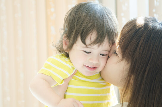 ほっぺにキスをしている親子