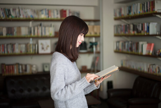 本を読んでいる女性