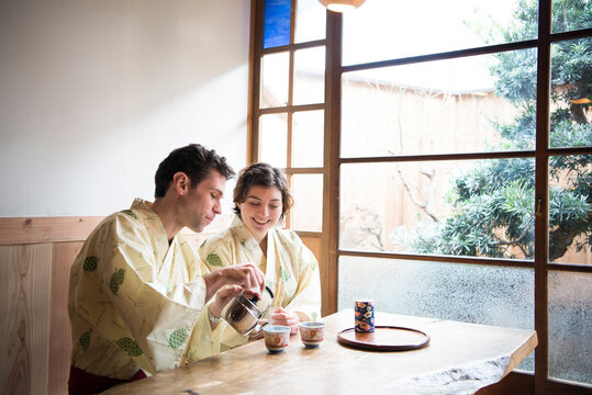 浴衣姿でお茶を入れている外国人カップル