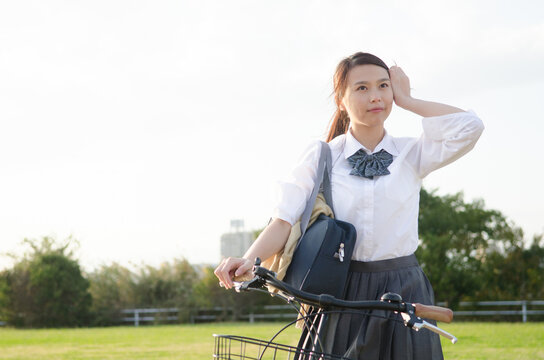 自転車に乗る女子学生
