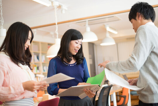 立って打ち合わせをしている3人