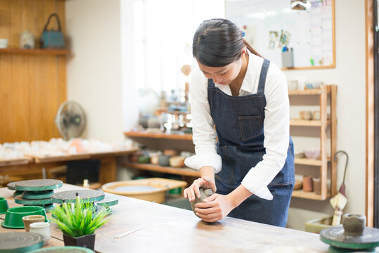 陶芸教室で粘土をこねている女性の手