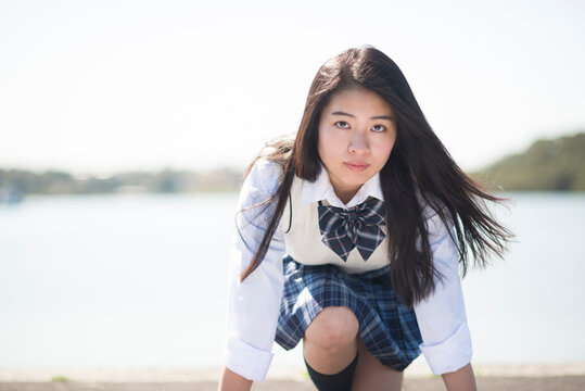 位置についてのポーズをしている制服姿の女子高生