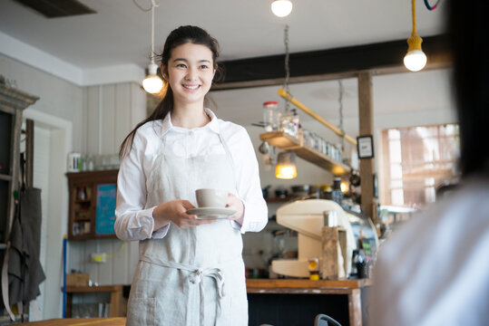 カフェで働いている女性