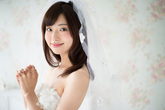 祈っているウェディングドレス姿の女性