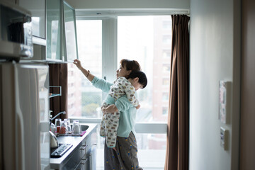 母親に抱っこされている男の子