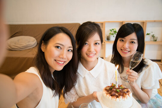 ケーキを持って自撮りをしている女性達