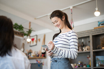 カフェでオーダーを取っている女性
