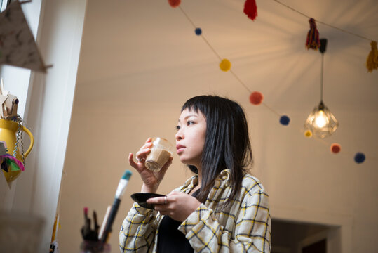 コーヒーを飲んでいる女性