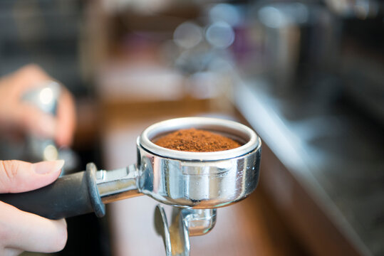 エスプレッソマシンのコーヒー粉のアップ