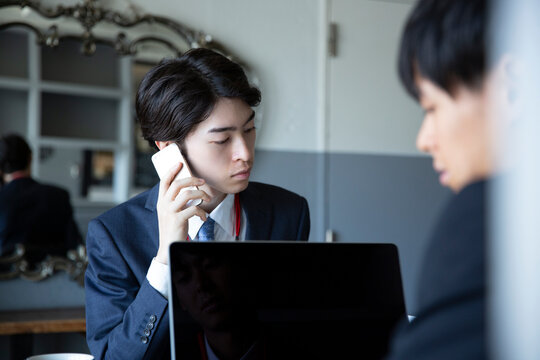電話をする20代男性