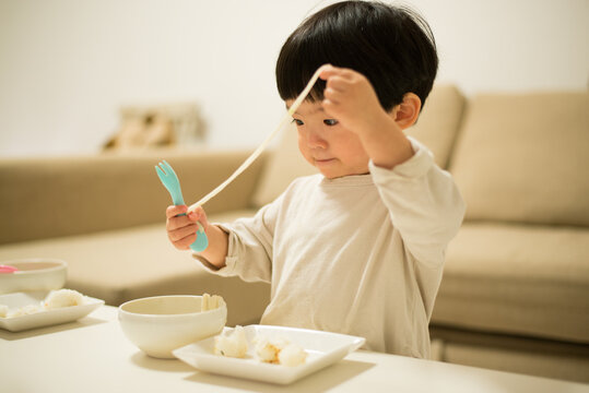 うどんを手で持っている男の子