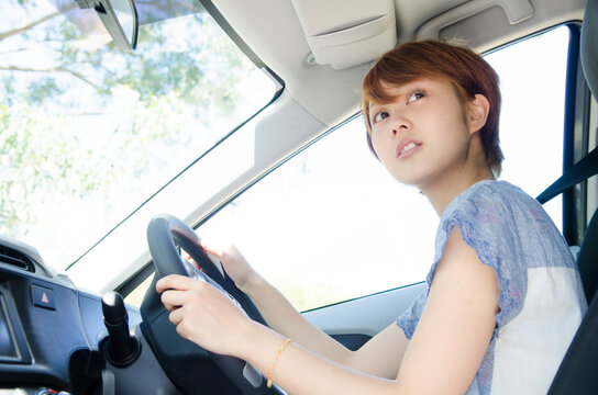 運転をしている女性