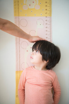 身長を測っている男の子