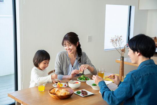 幸せな家族の食事風景 ,日本,東京都,三鷹市