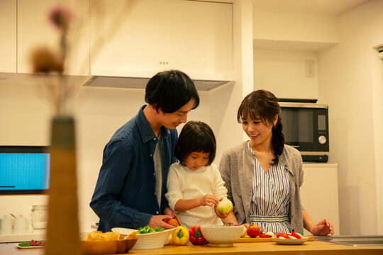 料理をする家族3人