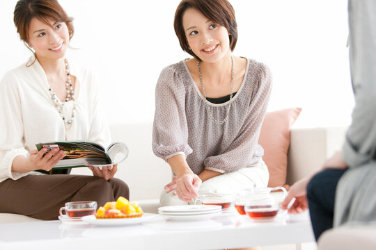 会話しているティータイム中の女性3人