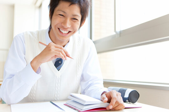勉強をする笑顔の学生