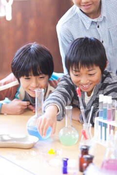実験している小学生の男の子3人