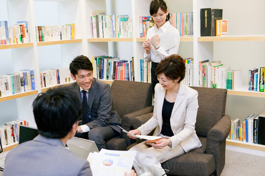 オフィスで打ち合わせをする男女4人