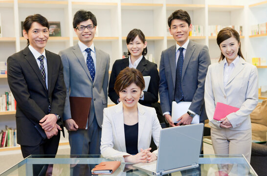 オフィスで並ぶ男女ビジネスマン6人